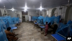Pasien Pakistan yang menderita demam berdarah, penyakit yang ditularkan nyamuk, dirawat di bangsal isolasi, di sebuah rumah sakit di Karachi, Pakistan, Sabtu, 24 September 2022. (Foto: AP)