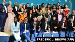 Джейсон Судейкис, окруженный актерами и съемочной группой «Теда Лассо», позирует с Эмми во время 74-й церемонии вручения премии «Эмми» в Лос-Анджелесе, Калифорния, 12 сентября 2022 года