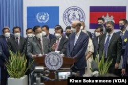 Deputy Prime Minister Bin Chhin and UN Assistant Secretary-General for Legal Affairs, Stephen Mathias in a press conference after the Supreme Court Chamber of the Extraordinary Chambers in the Courts of Cambodia (ECCC) announce the verdict in Case 002/02 against Khieu Samphan, in Phnom Penh on September 22, 2022. (Khan Sokummono/VOA)