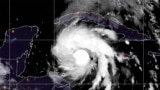 Esta imagen satelital proporcionada por la Administración Nacional Oceánica y Atmosférica muestra a la tormenta tropical Ian sobre el Caribe central, el 26 de septiembre de 2022.