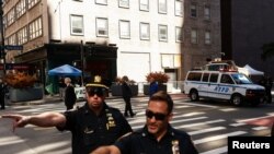 Petugas Departemen Kepolisian New York (NYPD) memblokir jalan-jalan di dekat markas besar PBB selama Sidang Umum PBB ke-77 di New York City, AS, 23 September 2022. (REUTERS/Amr Alfiky)