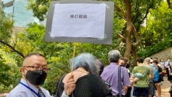 英國駐港總領事館最後一日設弔唁冊悼念女王駕崩 人龍長達數百米作最後致敬