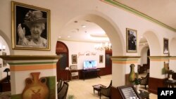 Un portrait de feu la reine Elizabeth II du Royaume-Uni est accroché le 12 septembre 2022 au Grand Hotel, un hôtel de l'époque coloniale de Khartoum surplombant le Nil où la reine Elizabeth II de Grande-Bretagne a séjourné en 1965.