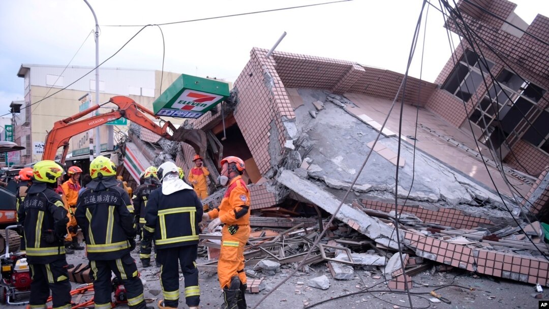 Para anggota pemadam kebakaran bersiap melakukan evakuasi di Kota Yuli, Taiwan, pada 18 September 2022, setelah gempa melanda wilayah tersebut. Sejumlah bangunan dilaporkan mengalami kerusakan akibat gempa tersebut. (Foto: Hualien City Government via AP)