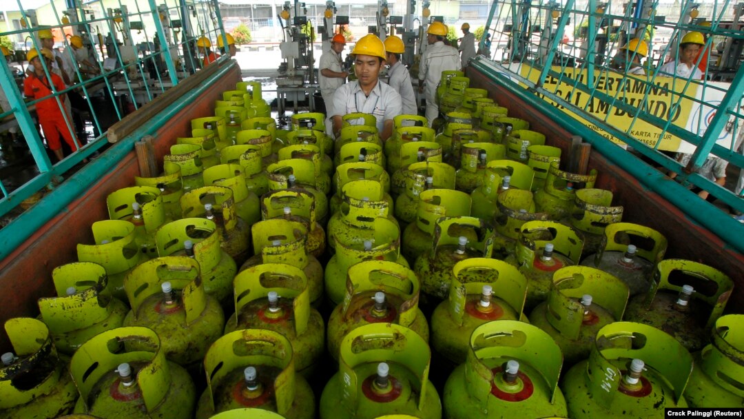 Pekerja menghitung tabung LPG (liquid petroleum gas) sebelum dikirim ke pelanggan di SPBU PT Pertamina di Jakarta 27 Januari 2011. (Foto: Reuters)