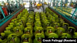 Pekerja menghitung tabung LPG (liquid petroleum gas) sebelum dikirim ke pelanggan di SPBU PT Pertamina di Jakarta 27 Januari 2011. (Foto: Reuters)