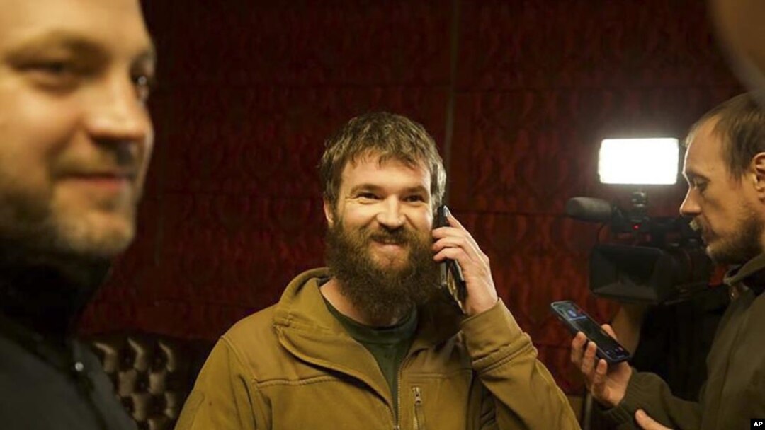 Svjatoslav Palamar (u sredini), jedan od vođa bataljona Azov, oslobođen je u ovoj razmjeni