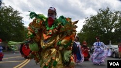 El colorido y el ritmo dominicano también se hizo presente a Fiesta DC para mostrar el orgullo de la música y la alegría de la isla caribeña.  (Foto VOA / Tomás Guevara)