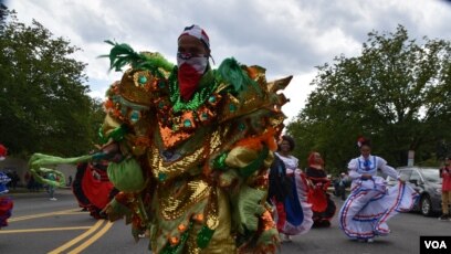 El colorido y el ritmo dominicano también se hizo presente a Fiesta DC para mostrar el orgullo de la música y la alegría de la isla caribeña. (Foto VOA / Tomás Guevara)
