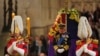 El rey Carlos III de Gran Bretaña monta guardia junto al féretro de la reina Isabel II instalado en capilla ardiente en Westminster Hall, el 16 de septiembre de 2022, en el Palacio de Westminster, Londres. 