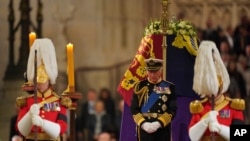 El rey Carlos III de Gran Bretaña monta guardia junto al féretro de la reina Isabel II instalado en capilla ardiente en Westminster Hall, el 16 de septiembre de 2022, en el Palacio de Westminster, Londres. 