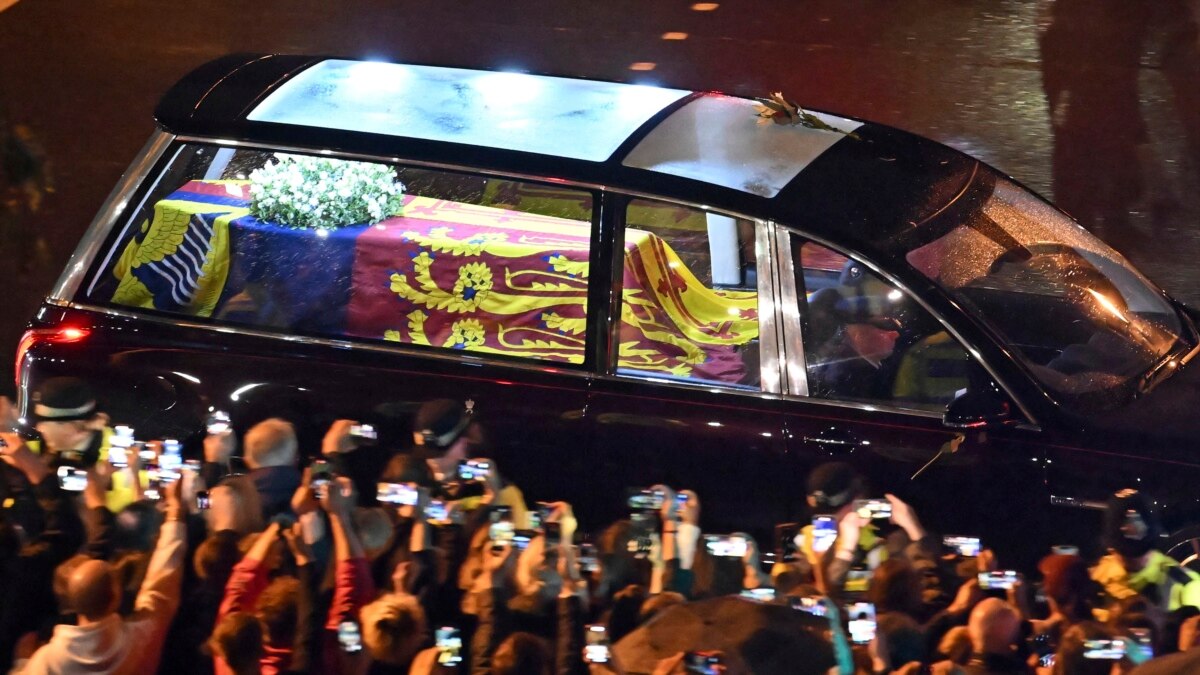 Miles de personas acuden a despedirse de Isabel II en Londres - Vimarsana News