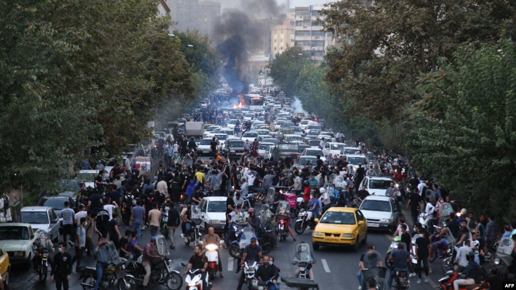 Demonstran Iran turun ke jalan-jalan di Ibu Kota Teheran selama melakukan protes terhadap tindakan aparat kepada Mahsa Amini, beberapa hari setelah dia meninggal dalam tahanan polisi. (Foto: AFP)