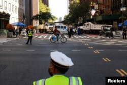 Petugas Departemen Kepolisian New York (NYPD) memblokir jalan-jalan di dekat markas besar PBB selama Sidang Umum PBB ke-77 di New York City, AS, 23 September 2022. (REUTERS/Amr Alfiky)