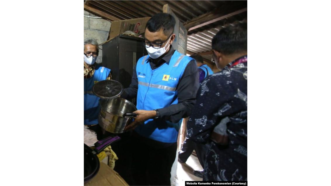 Pemerintah melaksanakan program kompor induksi dengan melakukan pemberian paket kompor induksi kepada Keluarga Penerima Manfaat (KPM) untuk menggantikan penggunaan kompor LPG 3kg. (Foto: Courtesy/Website Kemenko Perekonomian)