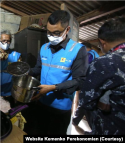 Pemerintah melaksanakan program kompor induksi dengan melakukan pemberian paket kompor induksi kepada Keluarga Penerima Manfaat (KPM) untuk menggantikan penggunaan kompor LPG 3kg. (Foto: Courtesy/Website Kemenko Perekonomian)