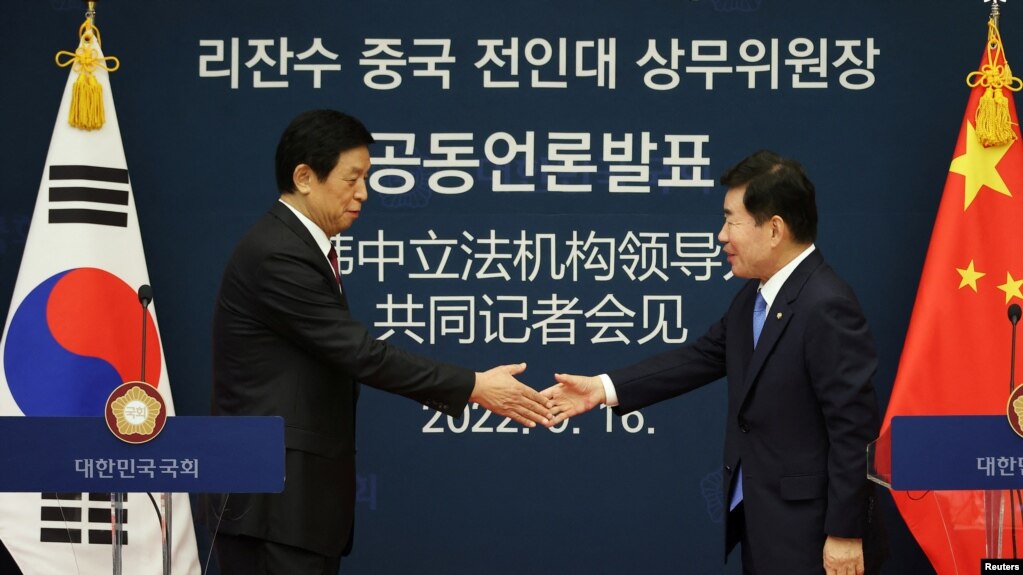 中共中央政治局委员栗战书与韩国国会议长金振杓在首尔出席记者会。（2022年9月16日）(photo:VOA)