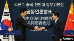 中共中央政治局委员栗战书与韩国国会议长金振杓在首尔出席记者会。（2022年9月16日）
