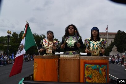 Jóvenes mexicano tocan tambores como ritmo para bailarines de folclore en Desfile de las Naciones. (Foto VOA / Tomás Guevara)