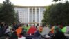 Sejumlah demonstran mendirikan tenda di depan gedung parlemen pemerintah Moldova dalam aksi protes anti pemerintah di Chisinau, Moldova, pada 19 September 2022. (Foto: Reuters/Vladislav Culiomza)