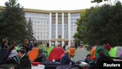 Sejumlah demonstran mendirikan tenda di depan gedung parlemen pemerintah Moldova dalam aksi protes anti pemerintah di Chisinau, Moldova, pada 19 September 2022. (Foto: Reuters/Vladislav Culiomza)