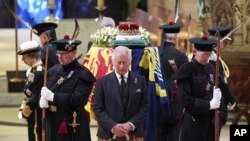 Raja Inggris Charles III (tengah) dan anggota keluarga kerajaan lainnya mengadakan vigili di peti mati Ratu Elizabeth II di Katedral St Giles, Edinburgh, Skotlandia, Senin 12 September 2022. (Jane Barlow/Pool via AP)