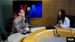 Menteri Pendidikan dan Kebudayaan Riset dan Teknologi Nadiem Makarim, dan Made Yoni di Studio VOA Washington DC (foto: VOA/Alam Burhanan).