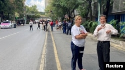 Sejumlah warga berdiam di jalan ketika alarm peringatan gempa di Mexico City berbunyi pada 19 September 2022. (Foto: Reuters/Andres Stapff)