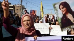 Aksi protes kaum perempuan atas kematian Mahsa Amini (22 tahun) di tahanan polisi moral Iran (foto: dok). 