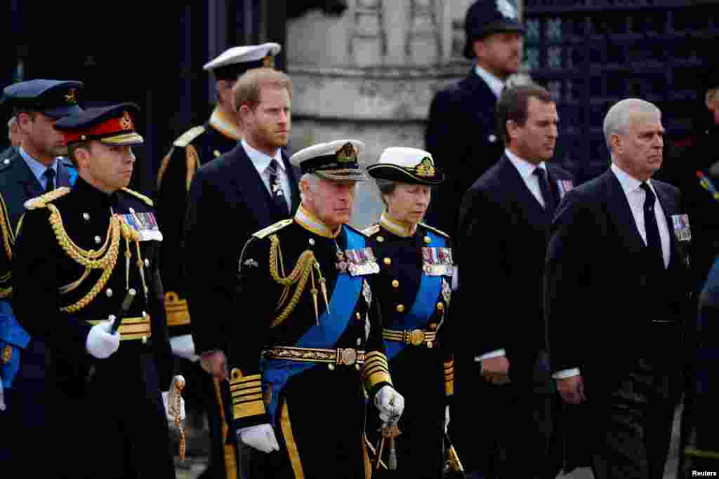 چارلز سوم، پادشاه جدید بریتانیا در کنار باقی اعضای خانواده&zwnj; سلطنتی و مقام&zwnj;های عالیرتبه بریتانیا، پیکر ملکه را همراهی و با او وداع کردند