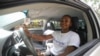 Une conductrice de HerRyde, une application de covoiturage avec exclusivement des femmes conductrices, conduit sa voiture à Abuja, au Nigeria, le 4 septembre 2022. Afolabi Sotunde/Reuters)