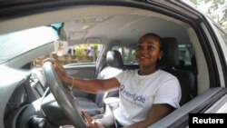 Une conductrice de HerRyde, une application de covoiturage avec exclusivement des femmes conductrices, conduit sa voiture à Abuja, au Nigeria, le 4 septembre 2022. Afolabi Sotunde/Reuters)