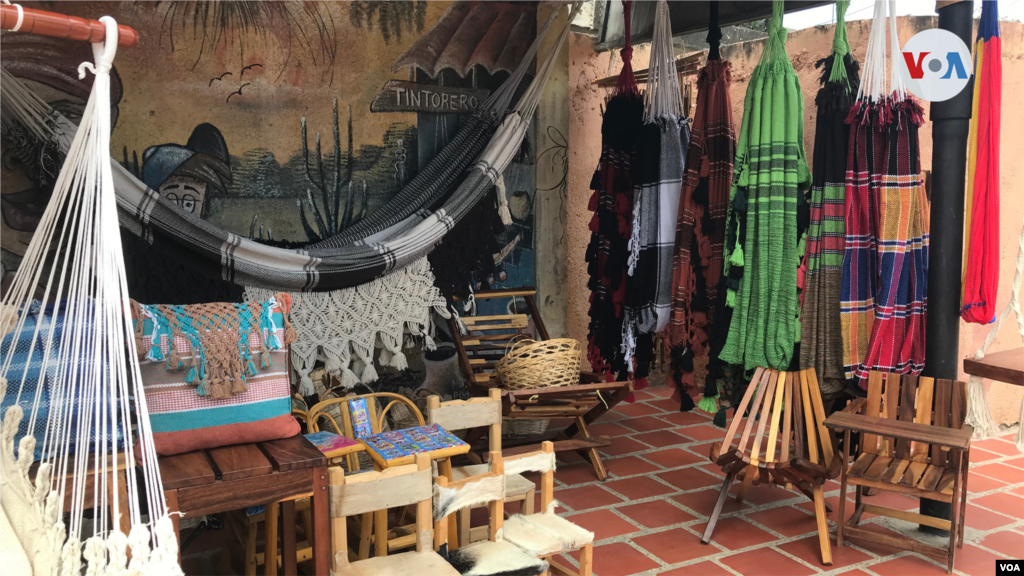 Hamacas, sillas y otros artículos que ofrece la artesana María Medina en su local.