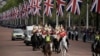 Petugas bergerak dari The Mall menuju Istana Buckingham. Peti jenazah mendiang Ratu Elizabeth II akan diberangkatkan ke Westminster Hall di London, Rabu, 14 September 2022. (Vadim Ghirda/Pool via REUTERS)
