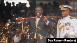 Le président kenyan William Ruto avec l'épée spéciale qu'il a reçue de son prédécesseur Uhuru Kenyatta à l'issue de son investiture à Nairobi, Kenya, le 13 septembre 2022.