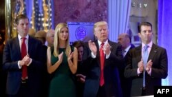 Donald Trump (2 D) na bana ba ye Ivanka (2 G), Eric (G), na Donald Trimp Junior (D) na Trump Tower, New York, 11 janvier 2017