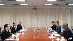 로이드 오스틴(오른쪽) 미 국방장관과 하마다 야스카즈(왼쪽) 일본 방위상이 지난 14일 워싱턴 D.C. 인근 버지니아주 미 국방부 청사(펜타곤)에서 회담하고 있다. (자료사진)
