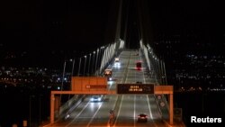 Jembatan Rio-Antirio dekat Patras, Yunani, mengurangi lampu penerangan untuk menghemat energi akibat invasi Rusia ke Ukraina, 15 September 2022. (REUTERS/Vassilis Triantafyllou)