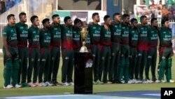ফাইল ছবি-সংযুক্ত আরব আমিরাতের শারজাহতে আফগানিস্তান এবং বাংলাদেশের মধ্যে টি-টোয়েন্টি এশিয়া কাপ ক্রিকেট ম্যাচ শুরুর আগে বাংলাদেশ দল তাদের জাতীয় সঙ্গীত বাজার সময় দাঁড়িয়ে আছে। ৩০ আগস্ট ২০২২। (এপি ছবি/আঞ্জুম নাভিদ)