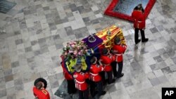 jeneza lililobeba mwili wa Malkia Elizabeth II linaelekea Westminster, mjini London kwa mazishi. Sept. 19, 2022.
