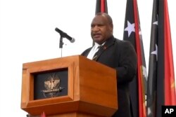 Perdana Menteri Papua Nugini James Marape memberi ucapan belasungkawa atas wafatnya Ratu Inggris Elizabeth II dalam sebuah upacara di Port Moresby, Papua Nugini, 13 September 2022. (Foto: Australian Broadcasting Corporation via AP)