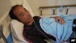 Zhu Pingfan dari provinsi Hunan, salah seorang ABK di antara beberapa warga China yang selamat dari sebuah kapal yang tenggelam di dekat sebuah pulau di Kamboja, hari Minggu (25/9). 