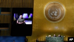 21일 미국 뉴욕 유엔총회 현장에 볼로디미르 젤렌스키 우크라이나 대통령의 녹화 연설이 방송되고 있다. 