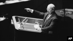Никита Хрущев за трибуной Генассамблеи в октябре 1960 года. Как мы видим, в этот момент ботинка в его руках точно не было