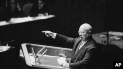 1960年10月1日，時任蘇聯領導人赫魯曉夫在紐約舉行的聯合國大會上發表講話。