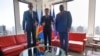 Le président rwandais Paul Kagame, le président français Emmanuel Macron et le président de la République démocratique du Congo Felix Tshisekedi, à la mission permanente de la France en marge de la 77e session de l'Assemblée générale de l'ONU, le 21 septembre 2022 à New York. 