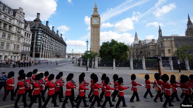 Los guardias marchan antes de la procesión del Gun Carriage que llevará el ataúd de la reina Isabel II desde el Palacio de Buckingham hasta el Westminster Hall en Londres, el miércoles 14 de septiembre de 2022. Franl Augstein/Pool vía REUTERS