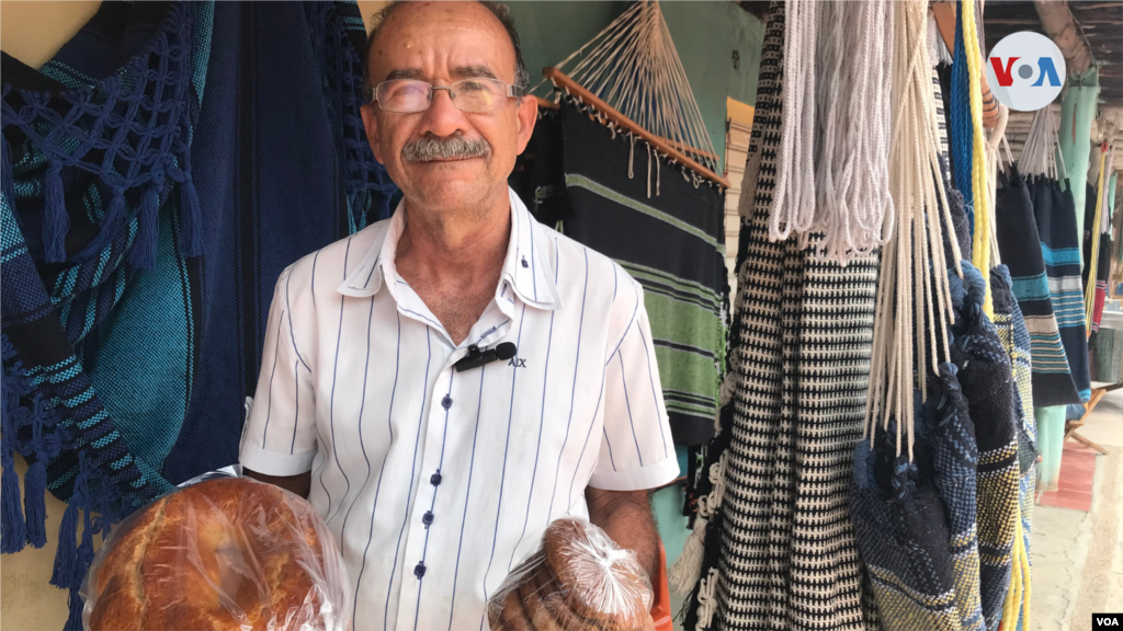 Jesús Pereira elabora &ldquo;acemitas&rdquo; y &ldquo;catalinas&rdquo;, un tipo de pan dulce típico de la zona que se suele acompañar con café.