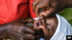 Seorang bayi menerima vaksin polio dalam acara peluncuran Kampanye Vaksin Polio Malawi di Lilongwe, Malawi, pada 20 Maret 2022. (Foto: AP/Thoko Chikondi)