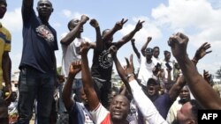 La police a tiré des gaz lacrymogènes vendredi pour disperser des manifestants à Lagos, où des entreprises ont été fermées et des routes bloquées pour protester contre la pénurie de billets